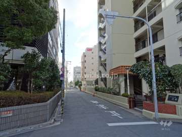 敷地北側の前面道路（西側から）