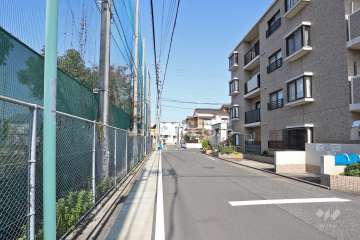 敷地西側の前面道路（南側から）