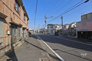 敷地西側の前面道路（南側から）