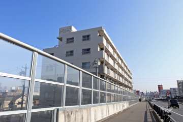 ニューコーポ松蔭の外観（西側の国道1号線から）
