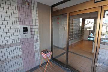 エントランスはオートロック付きです。