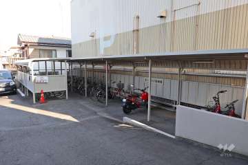 バイク置場と駐輪場