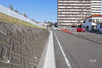 敷地西側の前面道路（南側から）