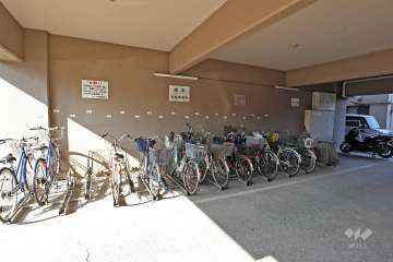 バイク置場と駐輪場
