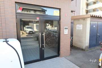 エントランスはオートロック付きです。