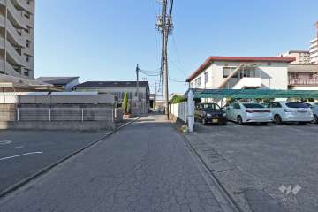 敷地北側の前面道路（東側から）