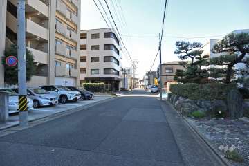 敷地北側の前面道路（東側から）