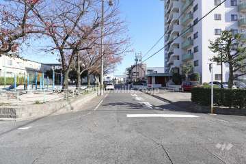 敷地北側に隣接する『花塚公園』