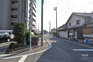 敷地西側の前面道路（北側から）