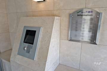 オートロックと案内板