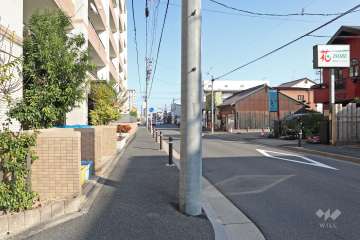 敷地南側の前面道路（西側から）