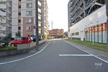 敷地西側の前面道路（北側から）