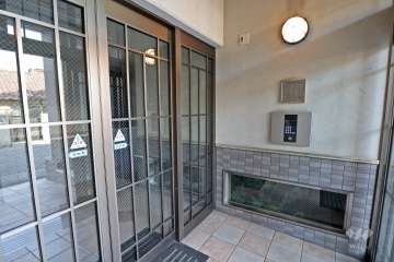 エントランスはオートロック付きです。