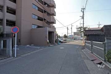 敷地北側の前面道路（東側から）