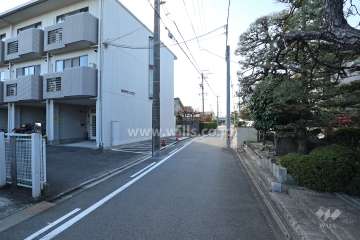 敷地西側の前面道路