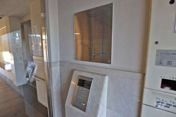 オートロックと案内板