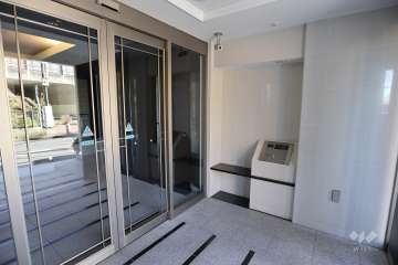 エントランスはオートロック付きです。