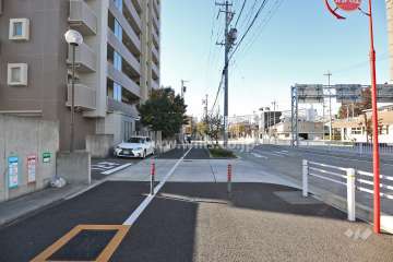 敷地北西側の前面道路（北東側から）