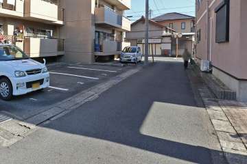 敷地南側の前面道路（西側から）