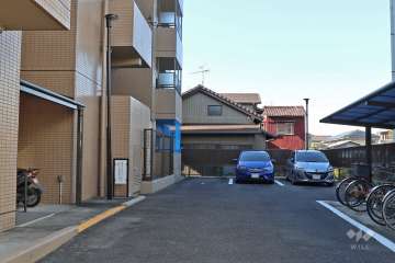 敷地内駐車場(屋外平面式)とバイク置場