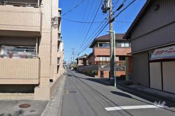 敷地東側の前面道路（南側から）