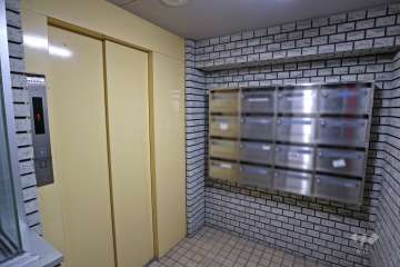 共用ポストとエレベーター