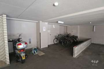 バイク置場と駐輪場