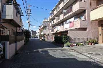 敷地南側の前面道路（東側から）