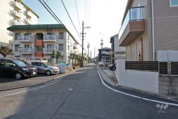 敷地西側の前面道路（北側から）