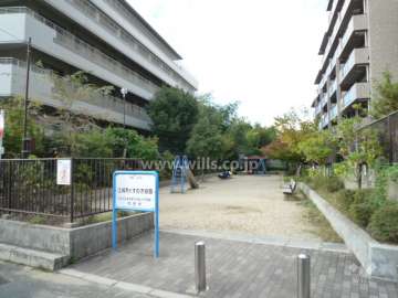 マンションの北側道路向かいにある公園