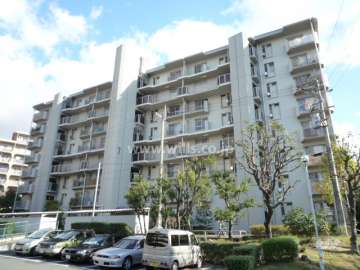 公団江坂住宅７号棟の外観（西から）