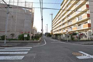 敷地南側の前面道路（東側から）