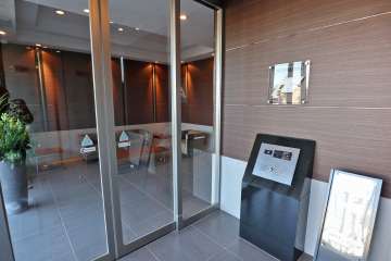 エントランスはオートロック付きです。