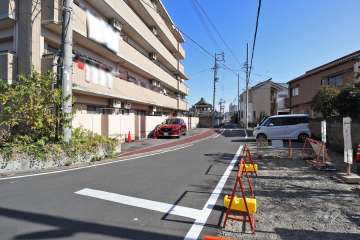 敷地南側の前面道路（西側から）