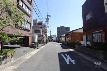 敷地西側の前面道路(北側から)