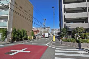 敷地西側の前面道路（南側から）