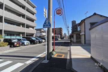 敷地南側の前面道路（西側から）