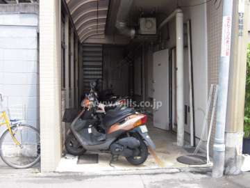 バイク置き場(南側)