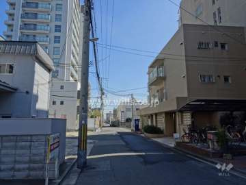 敷地北側の前面道路（西側から）