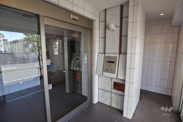 エントランスはオートロック付きです。