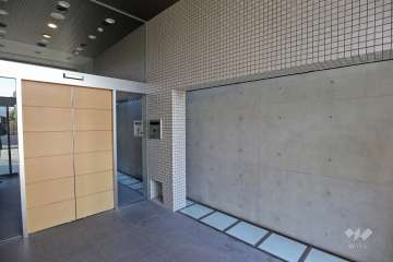 エントランスはオートロック付きです。