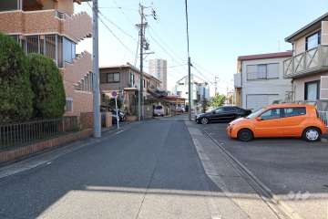 敷地北側の前面道路（高畑東西第9号線）