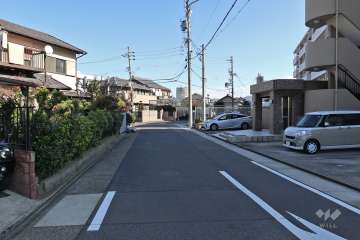 敷地北側の前面道路（西側から）