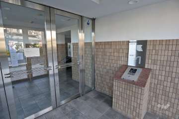 エントランスはオートロック付きです。