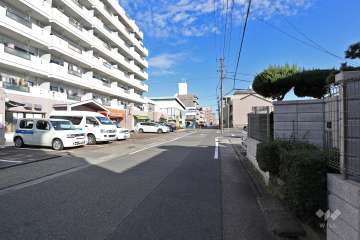 敷地南側の前面道路（西側から）