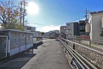 敷地西側の前面道路（北側から）