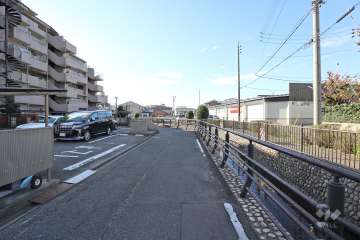 敷地北側には荒子川が流れています。