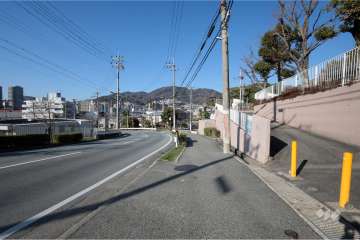 敷地南側の前面道路（東側から）