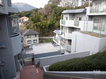 右がA棟（北棟）、左がB棟（南棟）。敷地は傾斜地になっており、中央に管理棟があります。