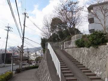 高台に立っており、敷地南側にはバス通りが通っています。